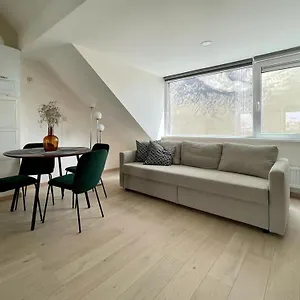 Charming Duplex On The Canal Apartment